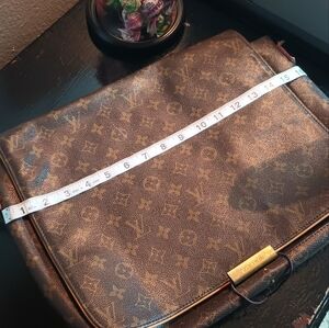 Lui Vuitton folder bag